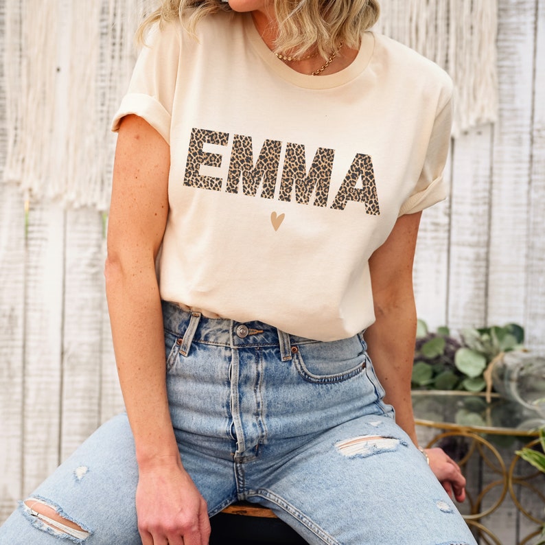 Name Leomuster Leopard personalisiert Pullover Beige Weiß Rosa Herz Namensshirt Namenspulli Namenspullover Pulli Geschenke für Sie Weihnachtsgeschenk für Damen Frauen