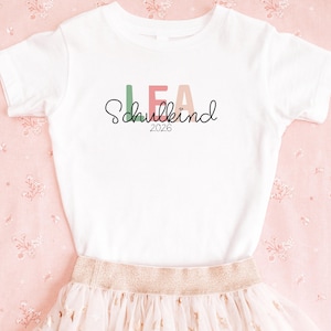Einschulung T-Shirt 2026 personalisiert mit Name, Schulkind Shirt Mädchen, Tshirt zum Schulstart Junge, Einschulungsshirt Weiß Regenbogen