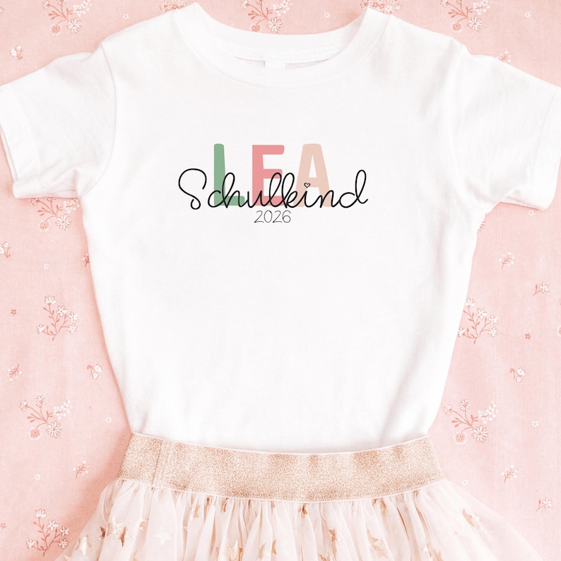Einschulung T-Shirt 2026 personalisiert mit Name, Schulkind Shirt Mädchen, Tshirt zum Schulstart Junge, Einschulungsshirt Weiß Regenbogen