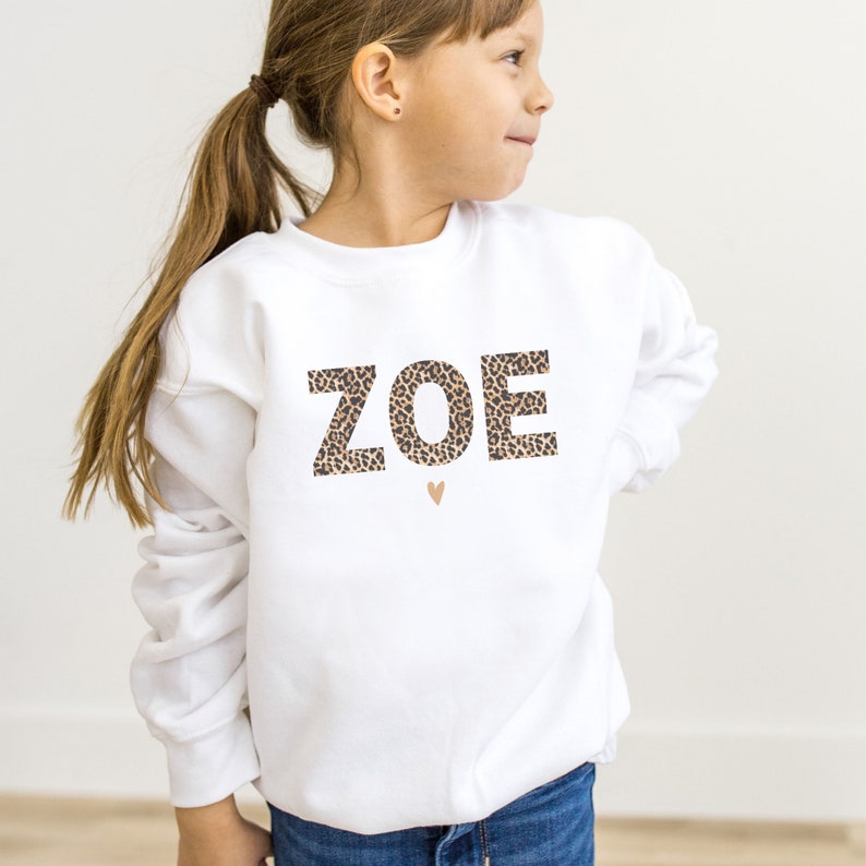 Name Leomuster Leopard personalisiert Pullover Beige Weiß Rosa Herz Namensshirt Namenspulli Namenspullover Pulli Geschenke für Sie Weihnachtsgeschenk für Damen Frauen