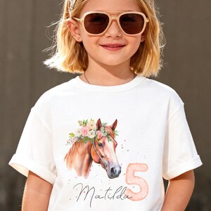 Pferde Geburtstagsshirt für Mädchen personalisiert mit Namen und Zahl, individuell für Kinder von 1 bis 12 Jahren, Geburtstags T-Shirt Pullover Sweatshirt Hoodie, Pferdeshirt und Pferdepullover für ersten, zweiten, dritten Geburtstag, niedliches Pferdedesign, Geburtstagsshirt für Mädchen, personalisiertes Geburtstagsoutfit, erhältlich in Weiß, Rosa, Blau, Lila, perfekt als Geschenkidee zum Kindergeburtstag, Geburtstagskind Shirt, langarm oder kurzarm, Pferd T-Shirt für Kindergeburtstag
