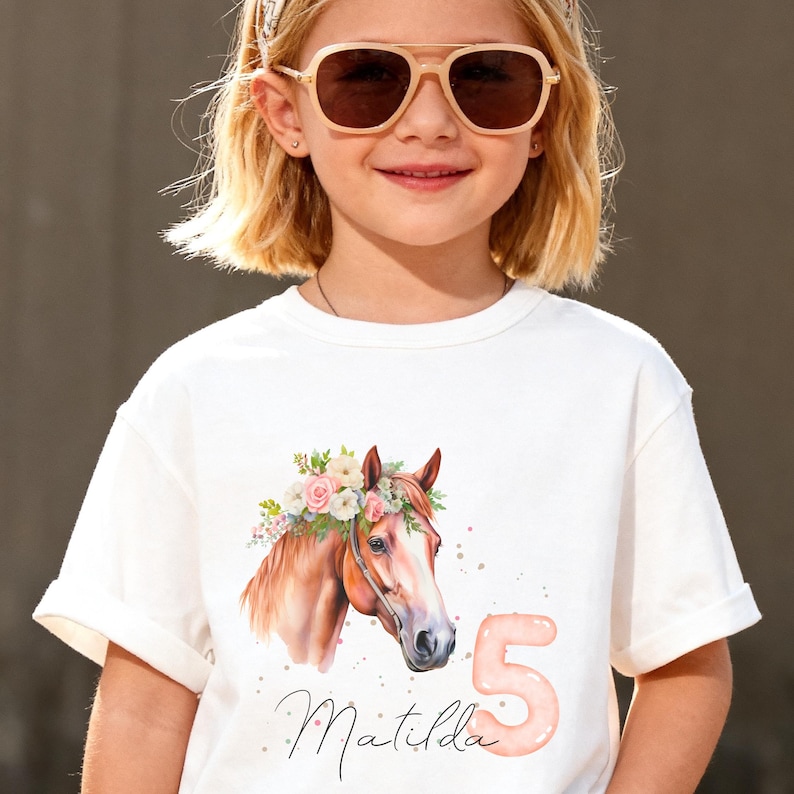Pferde Geburtstagsshirt für Mädchen personalisiert mit Namen und Zahl, individuell für Kinder von 1 bis 12 Jahren, Geburtstags T-Shirt Pullover Sweatshirt Hoodie, Pferdeshirt und Pferdepullover für ersten, zweiten, dritten Geburtstag, niedliches Pferdedesign, Geburtstagsshirt für Mädchen, personalisiertes Geburtstagsoutfit, erhältlich in Weiß, Rosa, Blau, Lila, perfekt als Geschenkidee zum Kindergeburtstag, Geburtstagskind Shirt, langarm oder kurzarm, Pferd T-Shirt für Kindergeburtstag