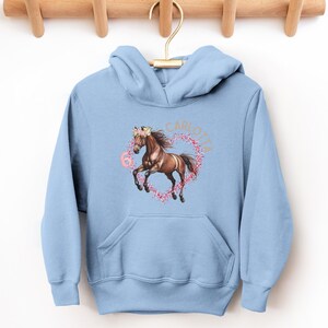 Pferd Pferde Geburtstagsshirt Mädchen Niedlich personalisiert mit Namen individuell 1. 2. 3. 4. 5. 6. 7. 8. 9. 10. 11. 12.  Geburtstag T-Shirt Pullover Sweatshirt Hoodie weiß rosa blau erster zweiter dritter Geburtstag Pferdeshirt Pferdepullover