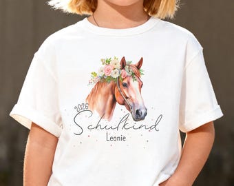Personalized T-shirt for girls starting school 2026 with name, schoolchild horse shirt, back-to-school gift with horse motif, pink, white, blue sweater