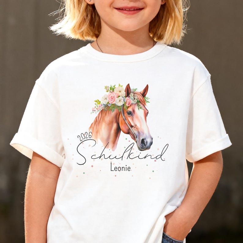 Personalisiertes Einschulungs T-Shirt 2026 mit Name für Mädchen, Schulkind Shirt mit Pferde-Motiv in Rosa Weiß und Blau, Einschulungsgeschenk für Pferdemädchen personalisiert mit Wunschname zum Schulstart