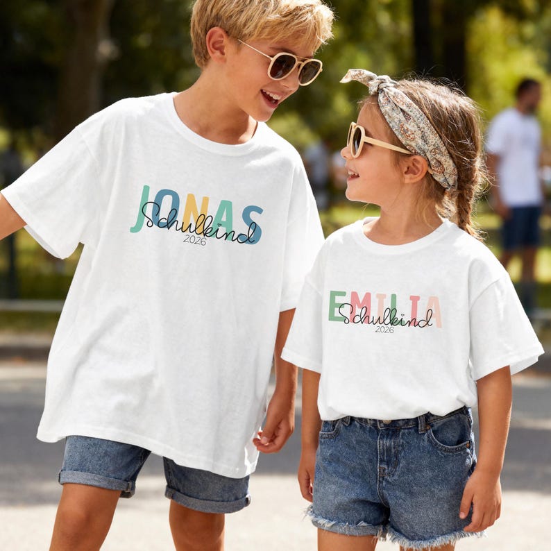 Einschulung T-Shirt 2026 personalisiert mit Name, Schulkind Shirt Mädchen, Tshirt zum Schulstart Junge, Einschulungsshirt Weiß Regenbogen