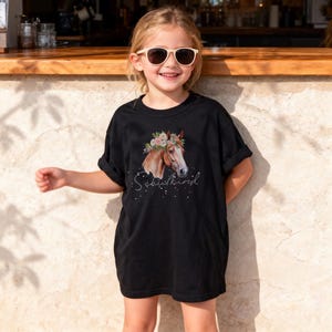 Personalisiertes Einschulungs T-Shirt 2026 mit Name für Mädchen, Schulkind Shirt mit Pferde-Motiv in Rosa Weiß und Blau, Einschulungsgeschenk für Pferdemädchen personalisiert mit Wunschname zum Schulstart