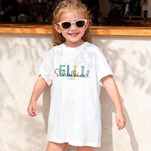 Einschulung T-Shirt 2026 personalisiert mit Name, Schulkind Shirt Mädchen, Tshirt zum Schulstart Junge, Einschulungsshirt Weiß Regenbogen