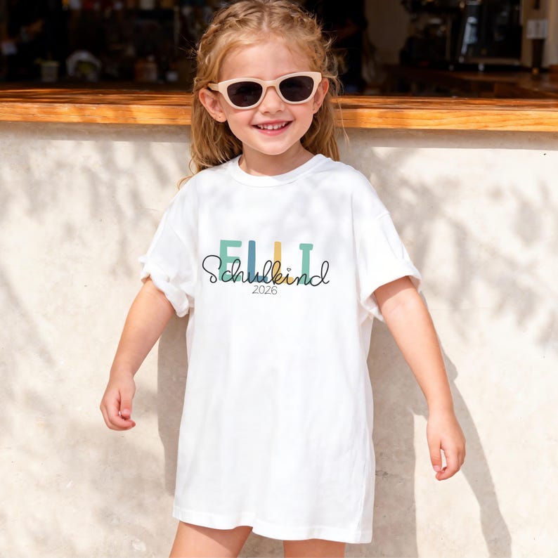Einschulung T-Shirt 2026 personalisiert mit Name, Schulkind Shirt Mädchen, Tshirt zum Schulstart Junge, Einschulungsshirt Weiß Regenbogen