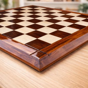 Puede incluir: Primer plano de un tablero de ajedrez de madera con acabado brillante. El tablero presenta cuadrados alternos de color marrón oscuro y madera clara. El marco es de un marrón oscuro intenso con una superficie pulida, que muestra la veta de la madera. El tablero está sobre una superficie de madera clara.