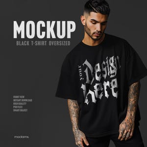 Pode incluir: Mockup de camiseta preta oversized com o texto "Your Design Here" em uma fonte gótica.