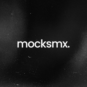 Pu&ograve; includere: Testo in bianco e nero su uno sfondo scuro che recita "mocksmx."