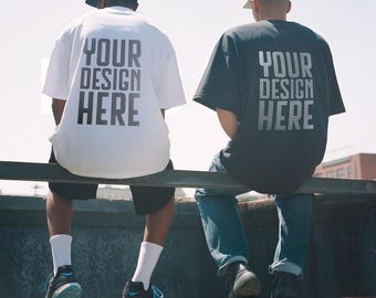 Mockup oversized T-shirt: twee heren, achteraanzicht (PSD en JPG)