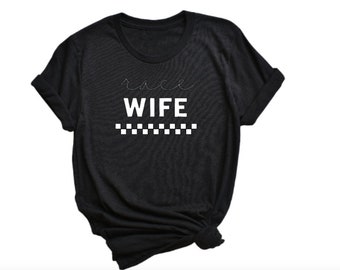 Könnte beinhalten: Schwarzes T-Shirt mit weißem Text "race wife" und einem karierten Muster darunter.