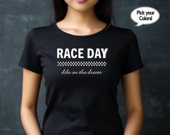 Könnte beinhalten: Schwarzes T-Shirt mit weißem Text, der "Race Day" mit einem karierten Flaggenmuster und den Worten "dibs on the driver" lautet.