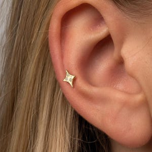 スターバーストヘリックスピアス、16G 6mm 925シルバーフラットバックスタッド、天体スター軟骨ピアス、繊細なイヤースタック