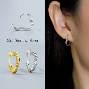 925 Sterling Silber Herz Gehämmerte Ohrringe • Huggie Hoop Ohrringe • Herzförmige Gold Creolen • Schlichte Silber Ohrringe • Schmuck zum Valentinstag