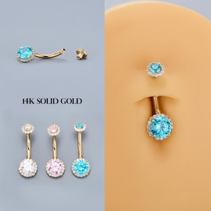 Può includere: Anelli per ombelico in oro con una varietà di colori di pietre preziose. L'immagine mostra un bilanciere curvo con una gemma blu, un piccolo borchia e tre anelli pendenti per l'ombelico con gemme bianche, rosa e blu. Il testo "14K SOLID GOLD" è visibile.