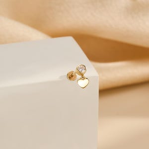 Pendiente de botón sin rosca en forma de corazón de oro macizo de 14 quilates, con cierre plano a presión, pendiente de cartílago con circonitas cúbicas brillantes para lóbulo, concha y hélix.