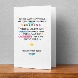 Behind Every Happy Child | US SPELLING | Wyrazy uznania dla nauczyciela, karta do druku i certyfikat na ścianę Prezent na zakończenie szkoły do natychmiastowego pobrania