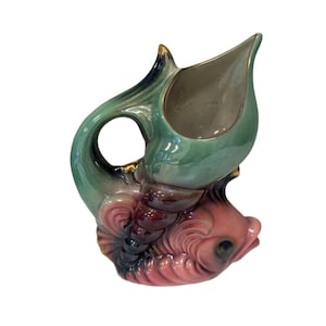 Jarrón de cerámica estilo Kalmar con diseño de peces y conchas, de los años 50 y 60.