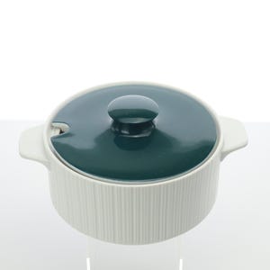Puede incluir: Un plato de cerámica blanco y verde oscuro con tapa. El plato tiene un exterior acanalado y dos asas. La tapa es de color verde oscuro con un pequeño pomo. El plato está diseñado para servir alimentos.