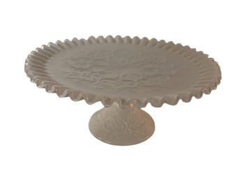 Alzata per torta con piedistallo in pizzo spagnolo Fenton (Inghilterra) in vetro argentato con stemma argentato