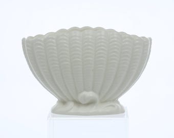 SylvaC (Staffordshire England) white shell vase
