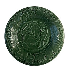 Bordallo Pinheiro (Portugal) grüne Majolika Kohlblattplatte mit Weinblättern Durchmesser 20 cm
