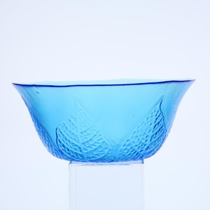 Kosta Boda (Sweden) &quot;Party&quot; series deep blue leaf glass bowl designed by Ann and Göran Wärff 25cm