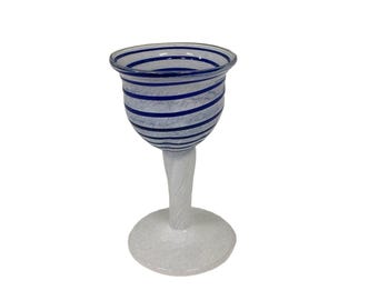Kosta Boda (Suecia) "Ocean" blanco con mini copa azul diseñada por Ulrica Hydman-Vallien