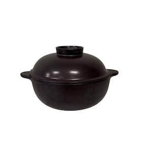 Puede incluir: Una olla de cocina de cerámica marrón oscuro con tapa a juego. La olla tiene forma redondeada con dos asas pequeñas a cada lado. La tapa tiene un pequeño asa circular en la parte superior. Ideal para cocinar y servir.