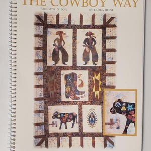 Peut inclure: Un modèle de courtepointe intitulé "The Cowboy Way" de Laura Heine. Le motif représente des cowboys, des bottes et des vaches dans un design en patchwork. La courtepointe mesure 58 pouces de large et 90 pouces de long.
