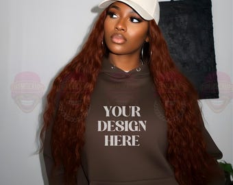 braun Hoodie Sweatshirt Mockup | Afroamerikaner-T-Shirt Modell | Bella Canvas-Sweatshirt | Blank Gildan Sweatshirt | Weibliches Modell Mockup