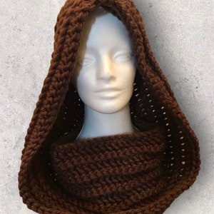 Capuz de crochê feito à mão: cachecol infinito marrom chocolate