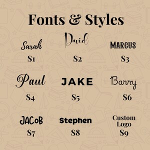 Puede incluir: Un fondo beige con un patr&oacute;n de &uacute;tiles escolares muestra varios estilos de fuente. El texto "Fonts & Styles" est&aacute; en la parte superior. Ejemplos: "Sarah", "David", "Marcus", "Paul", "Jake", "Barry", "Jacob", "Stephen" y "Custom Logo".