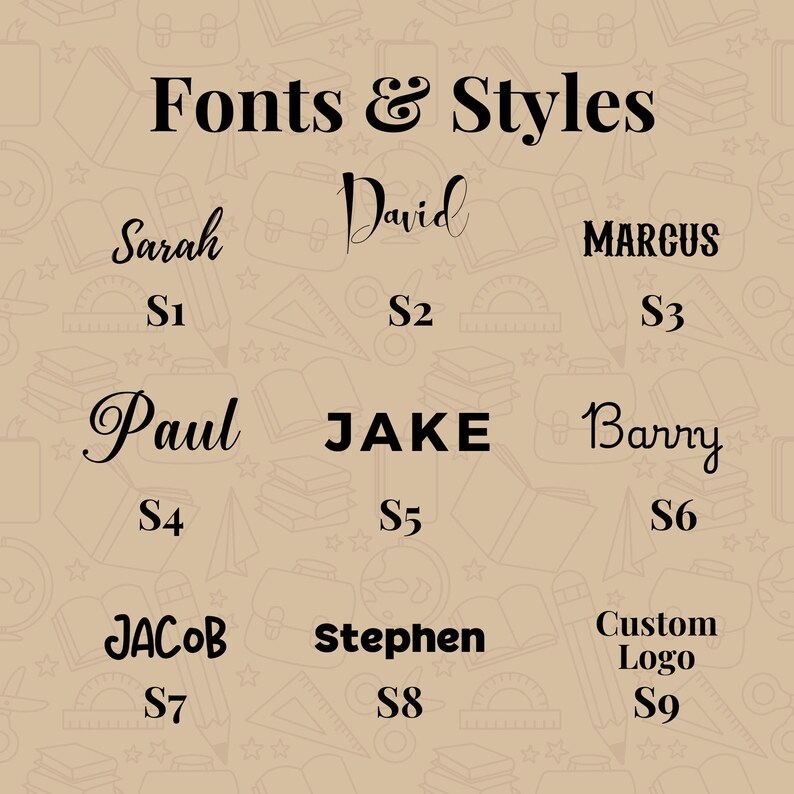 Puede incluir: Un fondo beige con un patr&oacute;n de &uacute;tiles escolares muestra varios estilos de fuente. El texto "Fonts & Styles" est&aacute; en la parte superior. Ejemplos: "Sarah", "David", "Marcus", "Paul", "Jake", "Barry", "Jacob", "Stephen" y "Custom Logo".