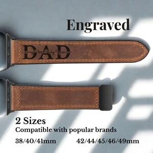 Pu&ograve; includere: Due cinturini per orologio in pelle marrone, uno con la scritta "DAD" incisa. Il testo "Engraved" &egrave; sopra i cinturini. Disponibili in due misure, compatibili con marchi popolari. Misure: 38/40/41mm e 42/44/45/46/49mm.