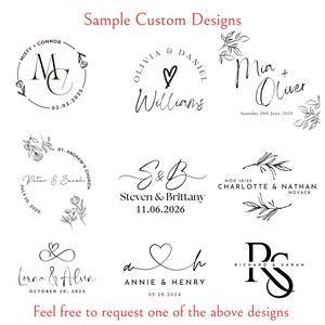 K&ouml;nnte beinhalten: Eine Sammlung von neun individuellen Stempeldesigns in schwarzer Tinte auf wei&szlig;em Hintergrund. Der Text enth&auml;lt Namen wie Misty und Connor, Olivia und Daniel, Mia und Oliver, Peter und Sarah, Steven und Brittany, Charlotte und Nathan, Lorna und Alvin, Annie und Henry sowie Richard und Sarah, erg&auml;nzt durch Blumen- und Herzmotive.