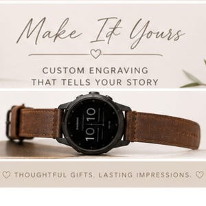 Pu&ograve; includere: Un orologio da polso nero con cinturino in pelle marrone dal motivo testurizzato. Il quadrante dell'orologio segna le 10:10. Il testo sopra recita "Make It Yours" e "CUSTOM ENGRAVING THAT TELLS YOUR STORY." Il testo sotto recita "THOUGHTFUL GIFTS. LASTING IMPRESSIONS."