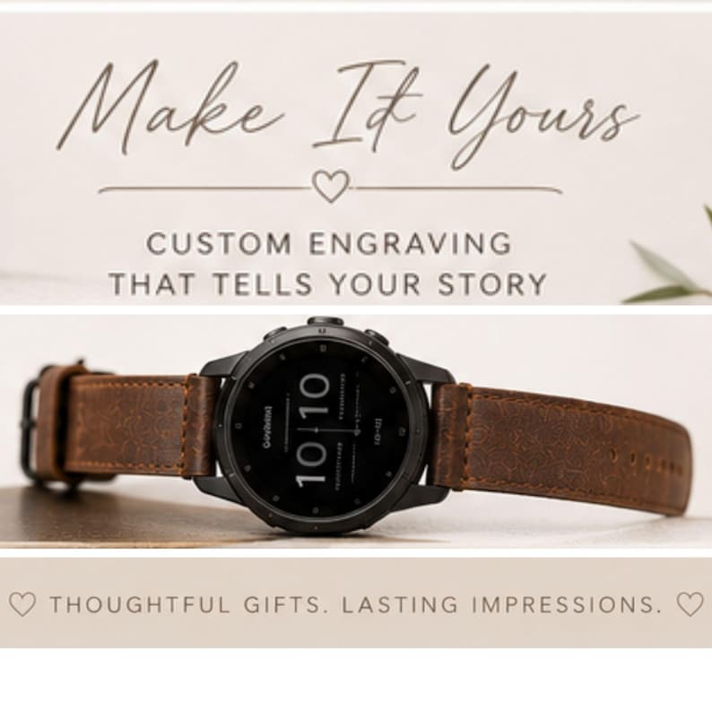 Pu&ograve; includere: Un orologio da polso nero con cinturino in pelle marrone dal motivo testurizzato. Il quadrante dell'orologio segna le 10:10. Il testo sopra recita "Make It Yours" e "CUSTOM ENGRAVING THAT TELLS YOUR STORY." Il testo sotto recita "THOUGHTFUL GIFTS. LASTING IMPRESSIONS."