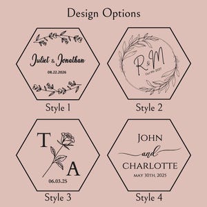 K&ouml;nnte beinhalten: Vier hexagonale Designoptionen auf hellrosa Hintergrund. Stil 1 zeigt Juliet & Jonathan mit floralen Zweigen. Stil 2 zeigt R & M in einem Blattkranz. Stil 3 zeigt T und A mit einer Rose. Stil 4 listet John und Charlotte mit den entsprechenden Daten.
