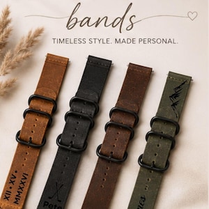 Pu&ograve; includere: Quattro cinturini per orologi in pelle color cuoio, nero, marrone scuro e verde oliva, dotati di fibbie in metallo nero. Il cinturino cuoio mostra numeri romani, quello nero un'icona di mazza da golf e il nome Pete, quello marrone le iniziali J.M. e quello verde oliva un grafico di montagna e il nome James.