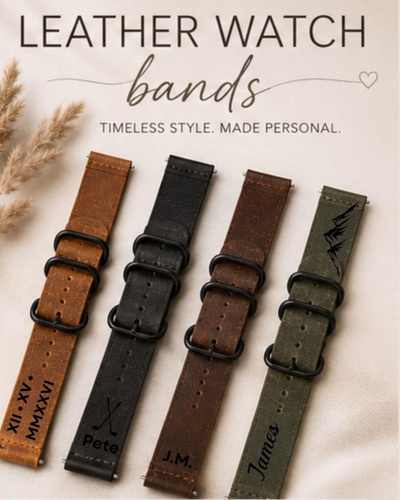 Pu&ograve; includere: Quattro cinturini per orologi in pelle color cuoio, nero, marrone scuro e verde oliva, dotati di fibbie in metallo nero. Il cinturino cuoio mostra numeri romani, quello nero un'icona di mazza da golf e il nome Pete, quello marrone le iniziali J.M. e quello verde oliva un grafico di montagna e il nome James.