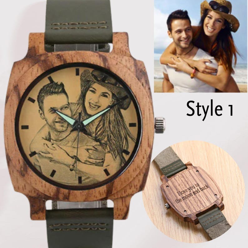 Pode incluir: Um rel&oacute;gio de pulso de madeira com uma pulseira de couro verde. O mostrador do rel&oacute;gio &eacute; quadrado e apresenta uma foto personalizada de um casal. A parte de tr&aacute;s do rel&oacute;gio tem uma mensagem gravada que diz "Eu te amo at&eacute; a lua e de volta".