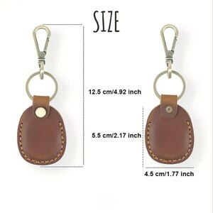 Pu&ograve; includere: Portachiavi in pelle marrone con moschettone e anello in metallo. Il portachiavi di forma ovale &egrave; cucito sui bordi. Misura 12,5 cm di lunghezza, 5,5 cm di larghezza e 4,5 cm di spessore. La parola "SIZE" &egrave; in alto.