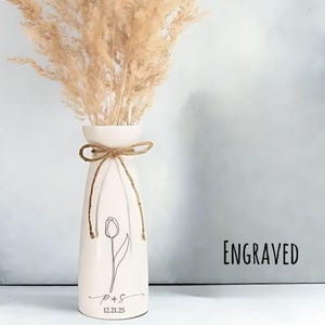 Personalized Flower Vase Engraved Wedding Vase Ceramic Home Decor Bridal Shower Vase Bridal to Be Centrepiece Farmhouse Flower Vase for Mom bild 6