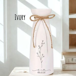 Personalized Flower Vase Engraved Wedding Vase Ceramic Home Decor Bridal Shower Vase Bridal to Be Centrepiece Farmhouse Flower Vase for Mom bild 3