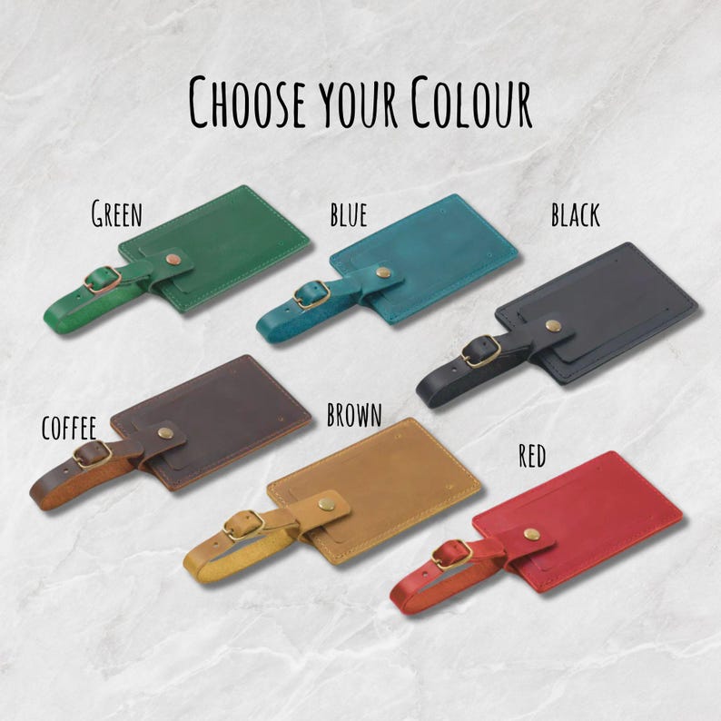 K&ouml;nnte beinhalten: Leder-Gep&auml;ckanh&auml;nger in verschiedenen Farben: Gr&uuml;n, Blau, Schwarz, Kaffee, Braun und Rot. Jeder Anh&auml;nger hat einen Schnallenverschluss und den Text "CHOOSE YOUR COLOUR".