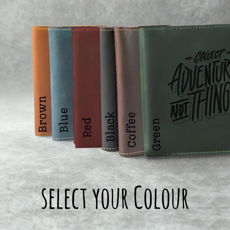 K&ouml;nnte beinhalten: Eine Auswahl an Ledergeldb&ouml;rsen in verschiedenen Farben: Braun, Blau, Rot, Schwarz, Kaffee und Gr&uuml;n. Die gr&uuml;ne Geldb&ouml;rse tr&auml;gt den Text "- COLLECT ADVENTURE NOT THINGS". Der Satz "SELECT YOUR COLOUR" steht unten.